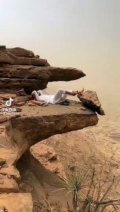 عابثون يُسقطون صخورًا ضخمة من قمم جبال القهر