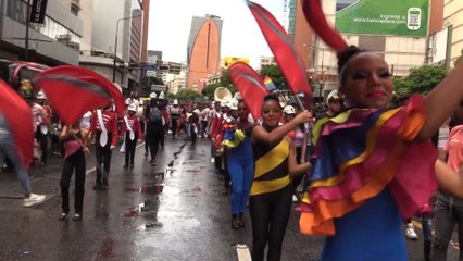 Los colores de la diversidad tiñen las calles de Caracas en la marcha LGBTI+