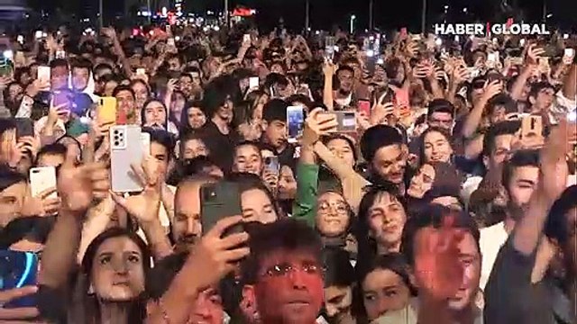 Binali Yıldırım konserde seyirciyle türkü söyledi! Seyirciler Bir daha, bir daha diye bağırdı