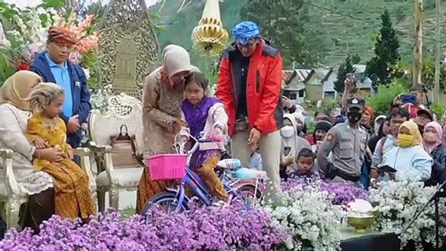 Momen Sandiaga Uno Potong Rambut Gimbal Warga Wonosobo Dalam Tradisi Khusus
