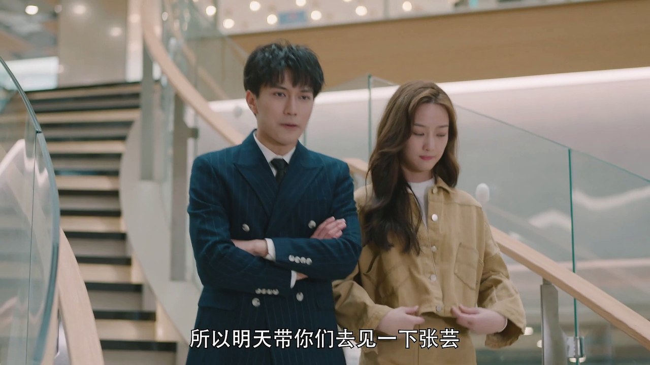 La beauté sexy a été battue sur le parking et menacée d'être enterrée vivante dans les montagnes