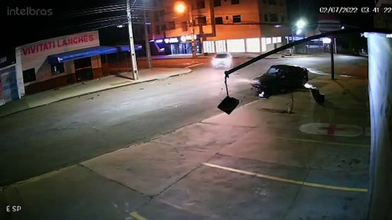 Vídeo: Acidente que deixou quatro pessoas feridas foi flagrado câmera de segurança