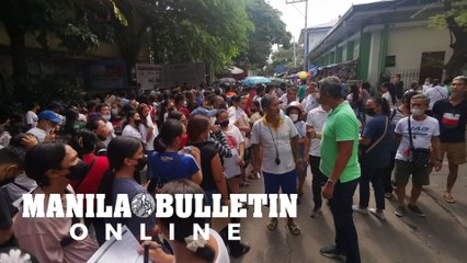 New voter applicants line up at the Comelec office in Arroceros, Manila