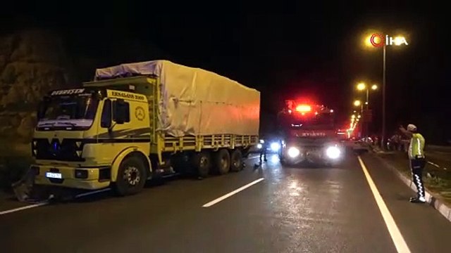 Kamyona çarpan otomobil paramparça oldu: 1 ölü, 3 yaralı