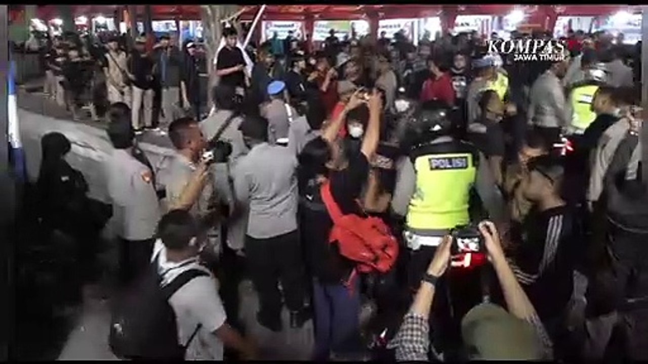 Ricuh Final Sepak Bola Porprov Jatim di Lumajang Suporter Kecewa Tak Dapat Masuk Stadion