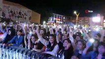 Murat Dalkılıç konsere geç kalınca sahneye Binali Yıldırım çıktı! “Erzincan’a girdim ne güzel bağlar”