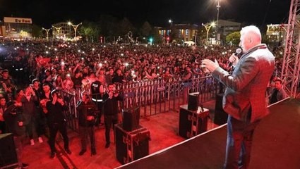 Herkes Murat Dalkılıç'ı beklerken sürpriz yapıp sahneye çıkan Binali Yıldırım türkü söyledi