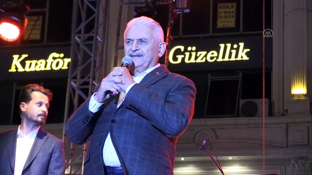 Binali Yıldırım konserde sahneye çıkıp türkü söyledi