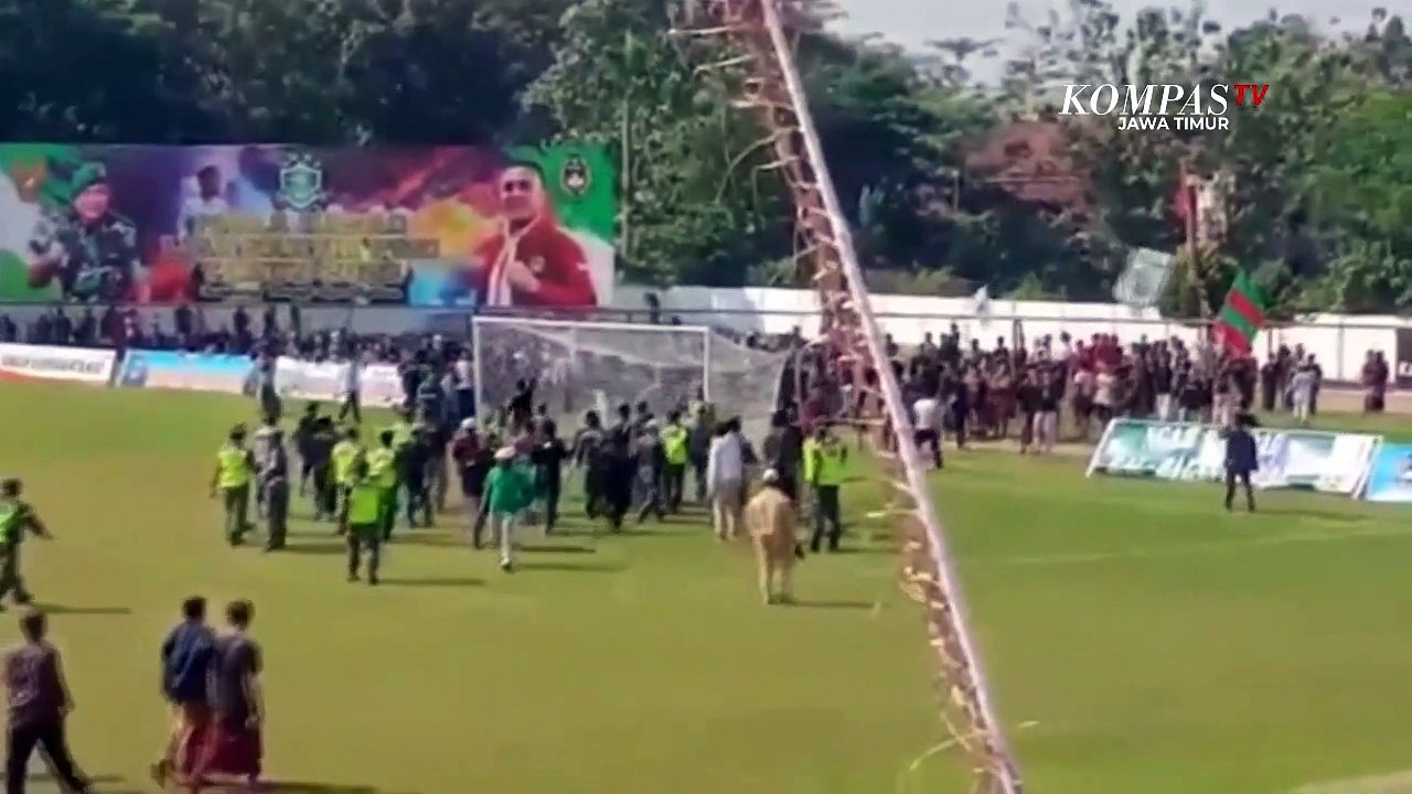 Ricuh Pertandingan Liga Santri di Jombang, Suporter Tak Terima Keputusan Wasit