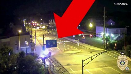 فيديو: شاب من أصل إفريقي تمطره الشرطة الأمريكية بوابل من الرصاص والمئات يتظاهرون تعبيرا عن الغضب