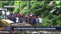 Alat Berat Bersihkan Material Longsor Di Jalan Penghubung