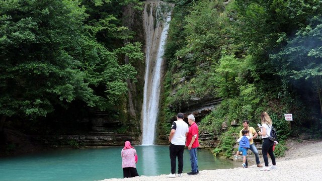 ‘Arsa bizim’ dedi, toprak döküp turistik şelale yolunu kapattı