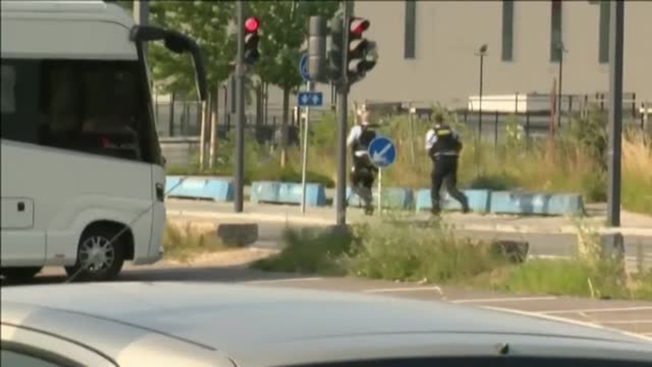 Al menos tres muertos en un tiroteo en un centr...