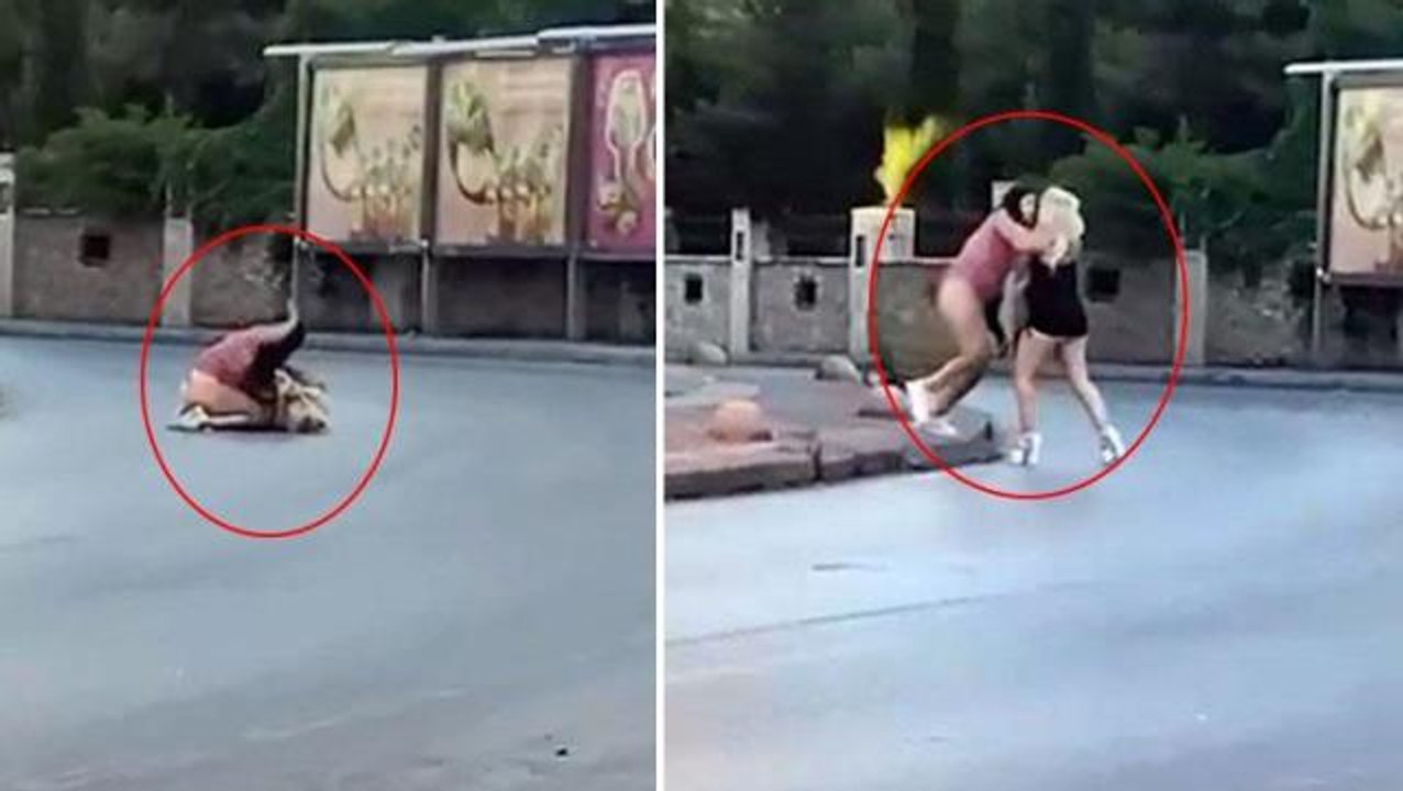 İki kadın sokak ortasında saç saça kavga etti! Üstlerinin açılmasına bile aldırış etmediler