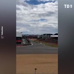 L'énorme crash au départ du GP d'Angleterre, le pilote sain et sauf