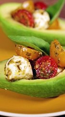 Avocats garnis à la salade caprese