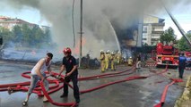 Sancaktepe'de 5 katlı binanın çatısında yangın çıktı. Olay yerine çok sayıda itfaiye ekibi sevk edildi.