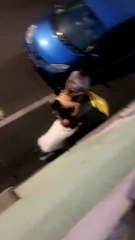 Il filme une bagarre et son pote descend car ils ont abîmé son rétro