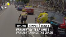 Van Aert évite une autre chute / Van Aert avoids another crash - Étape 5 / Stage 5 - #TDF2022