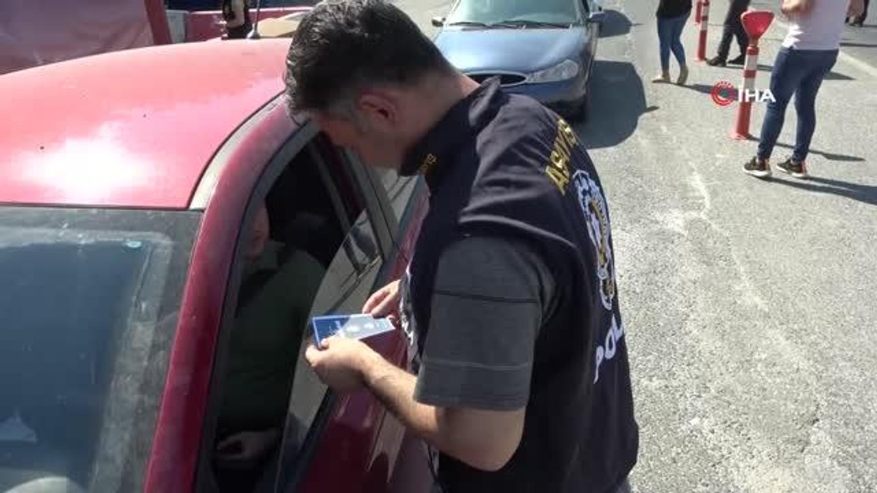 Emniyet Müdürlüğü tarafından kadına şiddete karşı broşür dağıtıldı