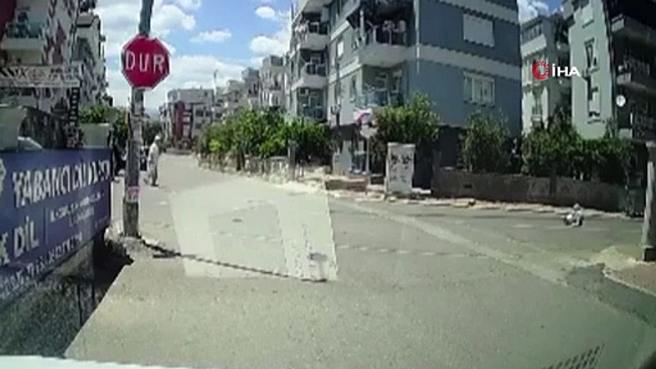 Otomobil ile çarpışan motosiklet sürücüsü genç kız metrelerce sürüklenip düştü