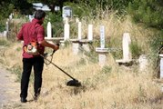 Erciş'teki mezarlıklarda bayram temizliği