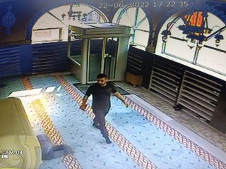 KAĞITHANE'DE NAMAZ KILARKEN ÇANTASI ÇALINDI