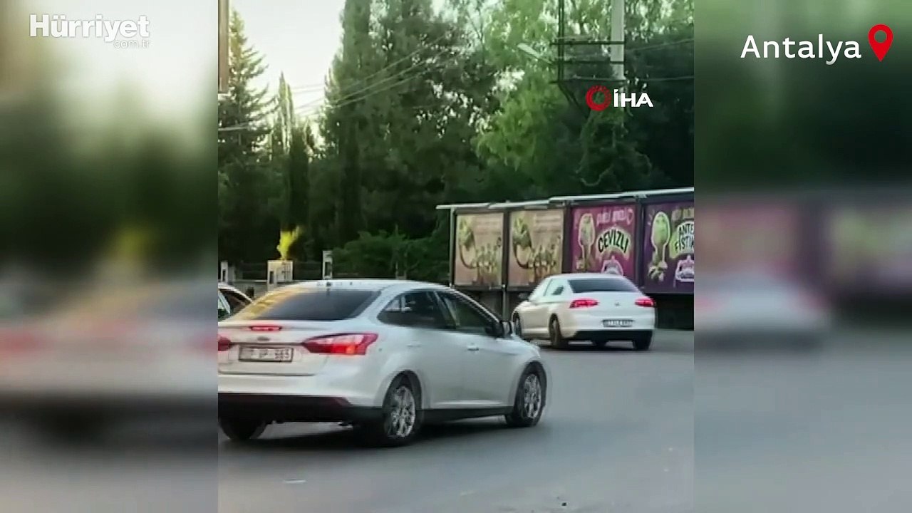 Yol ortasında birbirlerine girdiler! Kafasına defalarca vurdu, tekmeledi