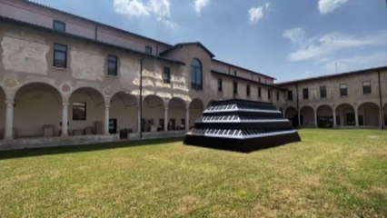 Isgrò a Brescia: le cancellature, la tecnologia e la storia