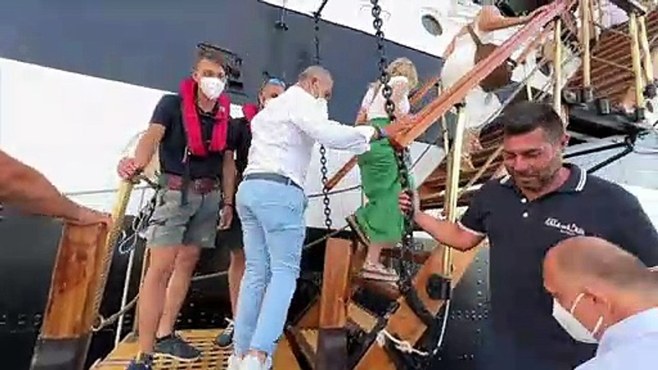La splendida Vespucci compie 91 anni. Alla fonda nel golfo di Cugnana
