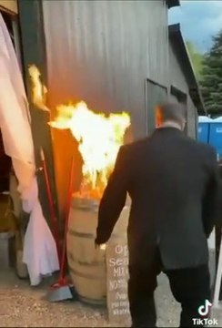 Un homme ivre à un mariage met le feu et continue de danser comme si de rien n'était