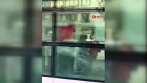 Kağıthane'de çekiçli saldırgan işyeri ve araçların camını kırdı