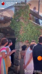 Antonio David toca la guitarra en una fiesta