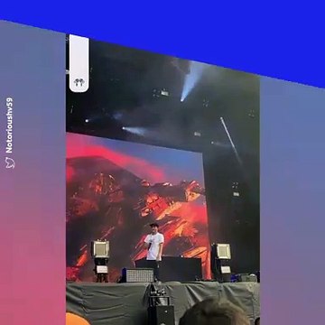 Le rappeur Vald dérape et insulte la mère de Booba en plein concert (vidéo)