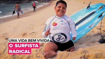 O surfe ajuda a este menino a esquecer sua deficiência