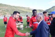 Kayseri Büyükşehir Belediye Başkanı Büyükkılıç, Kayserispor'un antrenmanını izledi