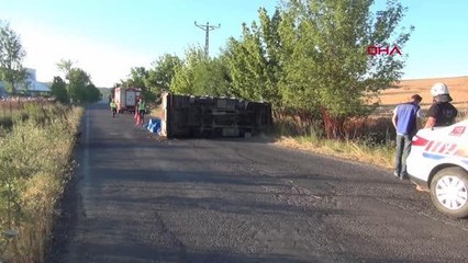 DEVRİLEN KÖMÜR YÜKLÜ KAMYONETİN SÜRÜCÜSÜ YARALANDI