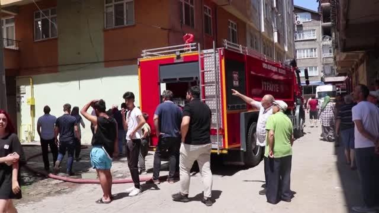 Ünye'de çıkan yangında 3 binanın çatısında hasar oluştu