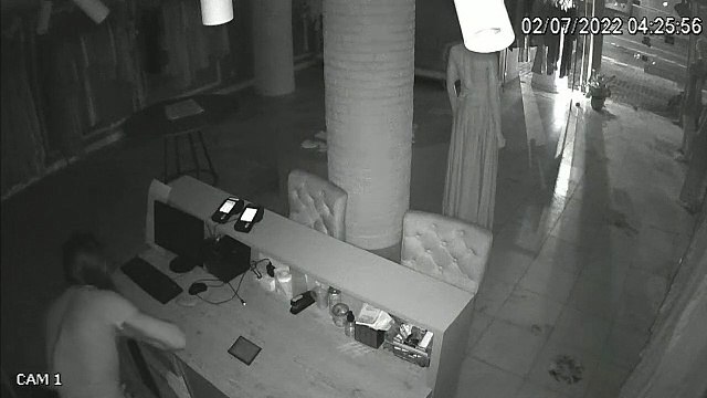 Mulher arromba e furta objetos em loja na Aldeota