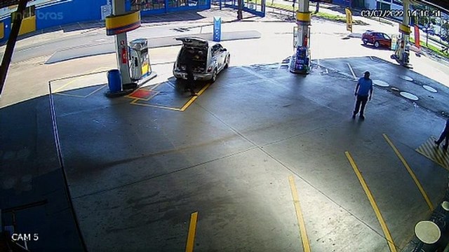 Calote: Motorista enche o tanque e arrasta frentista ao fugir sem pagar