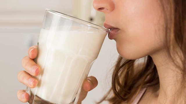 ठंडा दूध कब पीना चाहिए । ठंडा दूध पीने से क्या होता है । Boldsky *Health