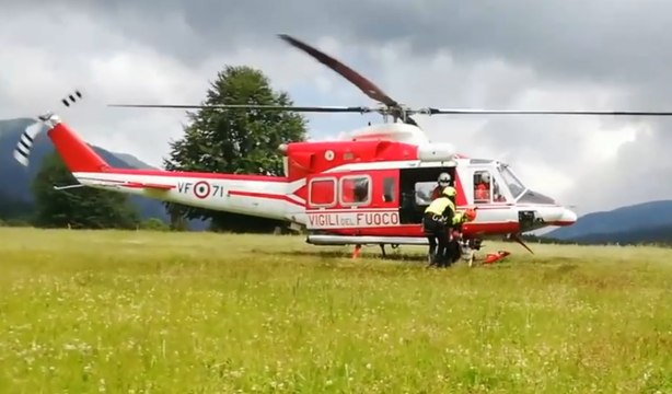 Aviano (PN) - Vigili del Fuoco, addestramento nucleo cinofili su elicottero (04.07.22)