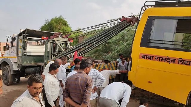 Watch Video: गड्ढ़े में धंसी बाल वाहिनी, बाल-बाल बचे स्कूली बच्चे