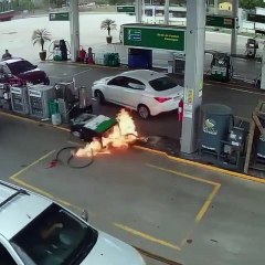 Incendio in una stazione di servizio