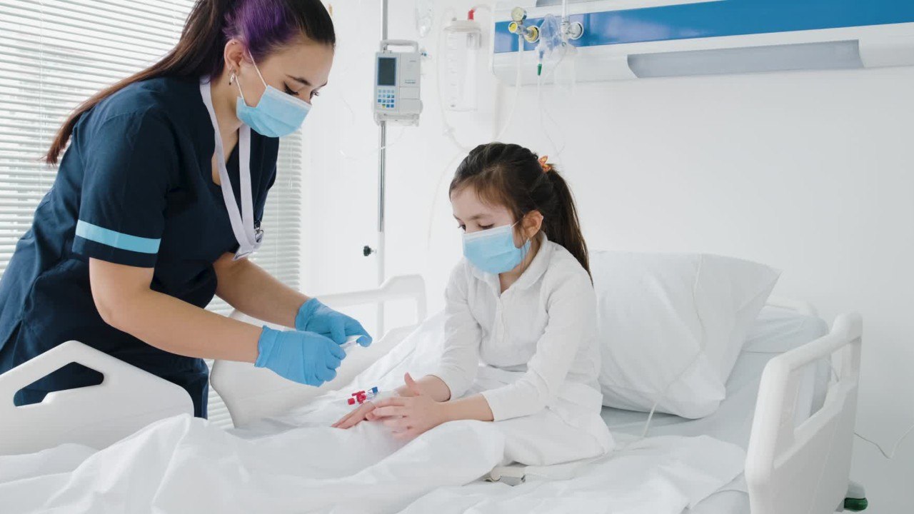 Après avoir attrapé la grippe, cette petite fille de 4 ans se retrouve à l’hôpital et perd ses jambes et bras