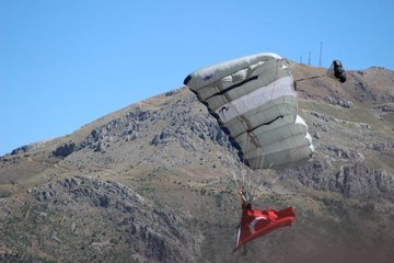 FRANSIZ SPORCU, 600 METREDEN YARASA KANAT ATLAYIŞI YAPTI YENİDEN