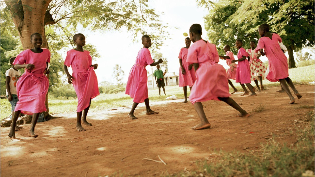 "Je suis un diable noir, j'ai un QI très faible" : des enfants africains forcés à se mettre en scène en vidéo, un business glaçant qui fait scandale