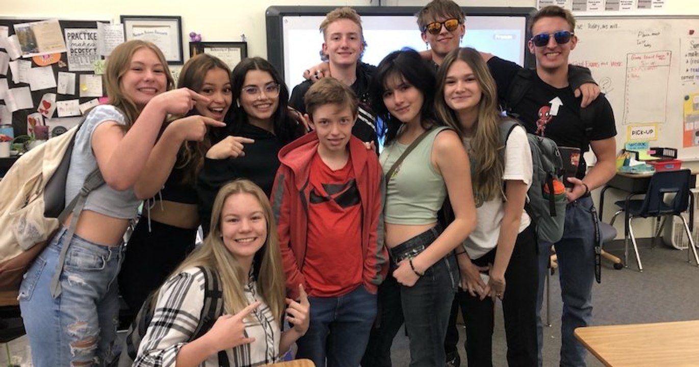 États-Unis : ses camarades de classe refusent de signer son album de fin d'années, il reçoit le précieux soutien d'un groupe de lycéens