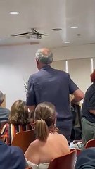 Juristes despleguen una estelada davant Marchena quan comença a parlar al Col·legi d'Advocats de Barcelona