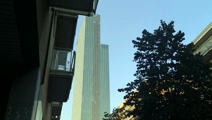 Un hombre escala el Hotel Melià Barcelona Sky sin equipo de escalada